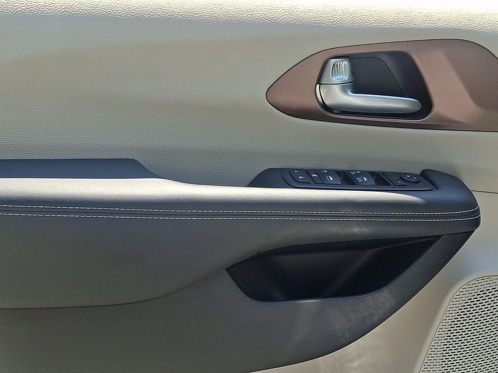 2024 Chrysler Voyager LX