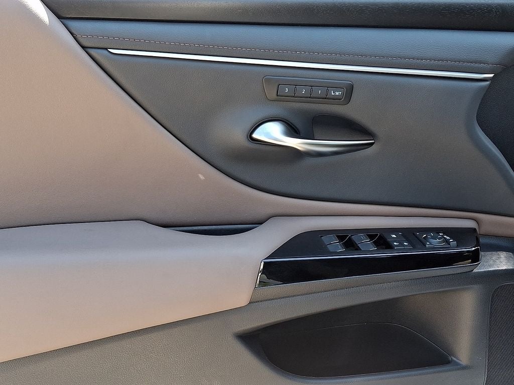 2025 Lexus ES 300h 300h